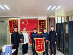 領(lǐng)威保安員李興萍、歐陽開福“見義勇為”獲榮